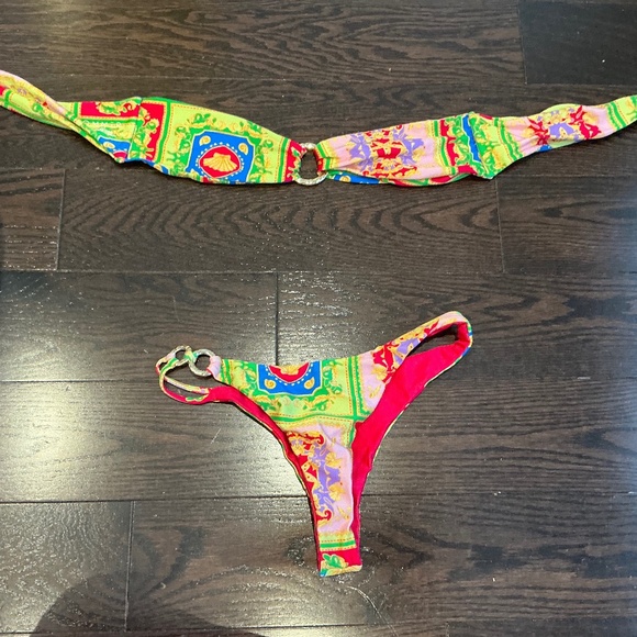 Bikini - Picture 1 of 2